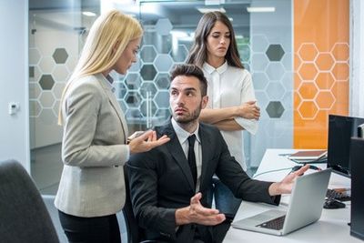 Arbeitskollegen nerven richtig | Wie gehe ich damit um?